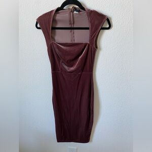 EXTREMELY FLATTERING velvet dress
